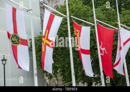 Flaggen der Britischen Krone Abhängigkeiten fliegen in den Wind. Parliament Square, London, UK in der Feier von Crown Dependencies und überseeischen Gebiete. Stockfoto