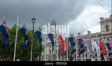 Flaggen der Britischen Überseegebiet fliegen in den Wind, Parliament Square, London, UK feiern Crown Dependencies und überseeischen Gebiete. Stockfoto