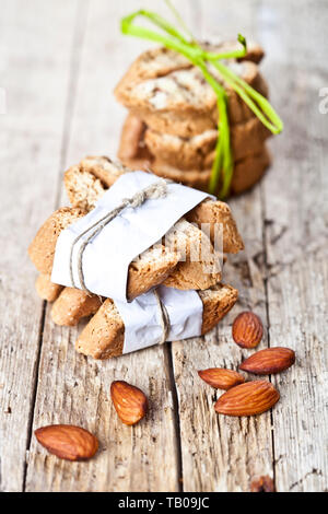 Frische italienische Kekse cantuccini stackes und Mandel Muttern auf ructic Holztisch Hintergrund. Süße Speisen. Stockfoto