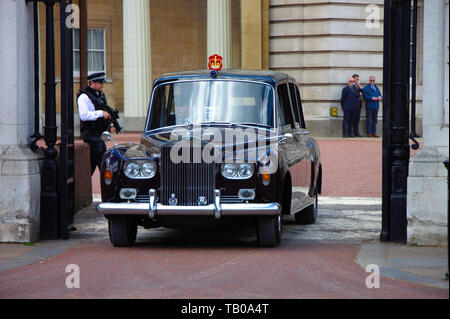 Die britische Königin Geburtstag Feier ist am 8. Juni. Zwei Wochen im Voraus eine Probe stattfindet. Queen's Rolls Royce Verlassen des Buckingham Pala Stockfoto