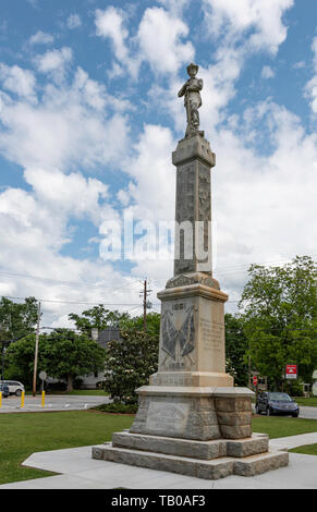 Opelika, Alabama/USA, 10. Mai 2019: Lee County Konföderierten Denkmal auf dem Gelände der First Baptist Church in der Innenstadt von Opelika. Stockfoto