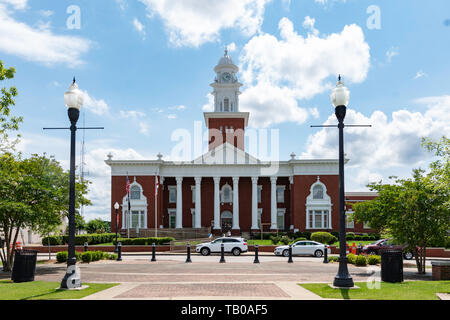 Opelika, Alabama/USA, 10. Mai 2019: Historische Lee County Courthouse in 1896 gebaut ist ein 2-stöckiges Ziegelgebäude der neoklassischen Architektur Stockfoto