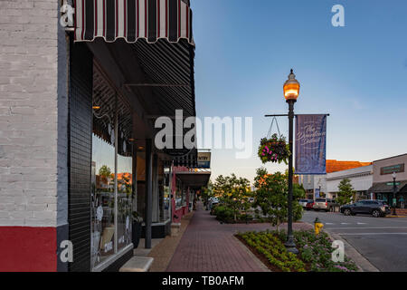 Prattville, Alabama/USA - Mai 2, 2019: Hauptstraße im historischen Viertel in der Innenstadt von Prattville vor Genuss Salon und Spa. Stockfoto