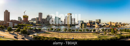 Baltimore, Maryland, USA - Juli 9, 2017: Blick über den Inneren Hafen und die Innenstadt von Baltimore von der Oberseite des Federal Hill. Stockfoto