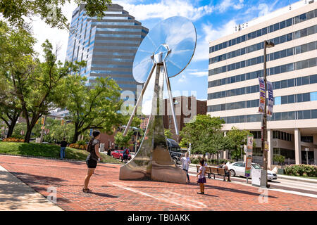 Baltimore, Maryland, USA - 8. Juli 2017: Zuschauer bewundern die Metall Skulptur vor der Baltimore Convention Center in Pratt Street. Stockfoto