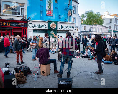 Straßenmusikanten in der Stadt Galway Irland - Galway CLADDAGH, Irland - 11. Mai 2019 Stockfoto