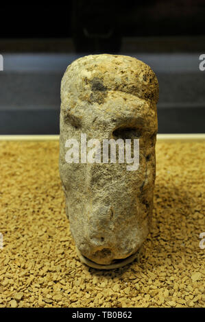 Antikes Steinschnitzerwerk von der archäologischen Stätte Gobe¥ Tepe, ausgestellt im Museum in Sanliurfa, Türkei Stockfoto