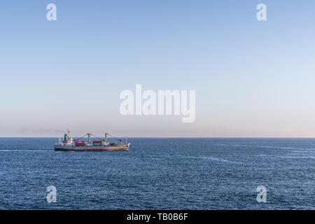 Die Bucht von Benoa, Bali, Indonesien - 26. Februar 2019: Grau Rot Meratus Sabang General Cargo Schiff segelt auf Benoa Bay. Dunkleren blauen Meer Wasser und Licht blau Ev Stockfoto