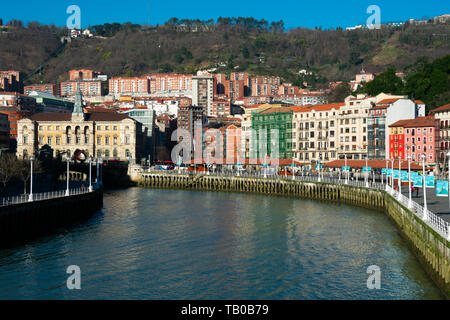 Bilbao, Spanien. Februar 13, 2019. Blick auf Bilbao Stadt, den Fluss und die Promenade Stockfoto