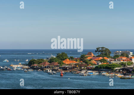 Hafen Benoa, Bali, Indonesien - 26. Februar 2019: Die roten Dächer der Gebäude auf der Spitze der Tanyung Benoa Halbinsel unter Licht blauer Himmel, oben schwarz Stockfoto