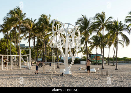 Die Menschen arbeiten in den frühen Morgenstunden am Muscle Beach in Miami Beach, Florida Stockfoto