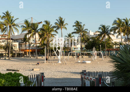 In der breiten Ansicht von Personen, die in den frühen Morgenstunden arbeiten bei Muscle Beach in Miami Beach, Florida Stockfoto