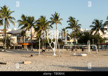 Menschen in einem frühen Arbeiten am Muscle Beach in Miami Beach, Florida, Stockfoto