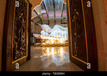 Buddhistische Tempel Dekoration geschnitzten Marmor großen weißen Buddha Statue Schlaf in der thailändischen Tempel schön und Nacht Licht auf die Boden-/vom 25. Februar 2017 Wa spiegeln Stockfoto