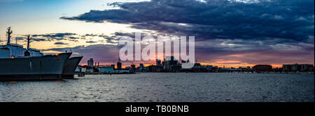 Baltimore, Maryland, USA - Juli 8, 2017: Blick über den Inneren Hafen bei Sonnenuntergang vom Wasser aus gesehen. Stockfoto