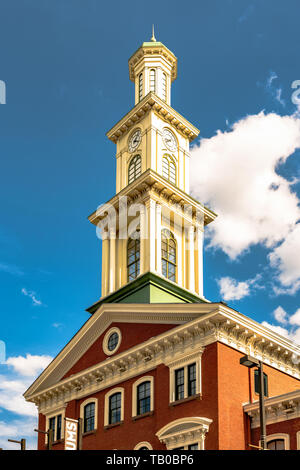 Baltimore, Maryland, USA - 8. Juli 2017: Clock Tower auf dem restaurierten Bahnhof Camden, ursprünglich 1856 erbaut. Das Gebäude beherbergt heute das Sport Lege Stockfoto