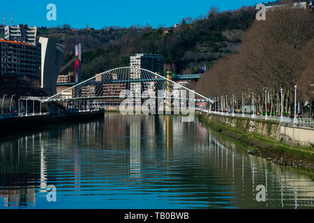 Bilbao, Spanien. Februar 13, 2019. Zubizuri Brücke (Puente del Campo Volantin), ist ein gebunden Bogen Fußgängerbrücke über den Fluss Nervion. Arq Santiago Calat Stockfoto