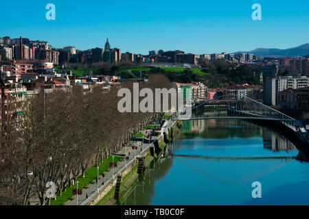 Bilbao, Spanien. Februar 13, 2019. Luftaufnahme von Bilbao City, den Fluss Nervion und der Promenade Stockfoto