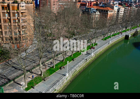 Bilbao, Spanien. Februar 13, 2019. Luftaufnahme von Bilbao City, den Fluss Nervion und der Promenade Stockfoto