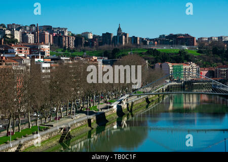 Bilbao, Spanien. Februar 13, 2019. Luftaufnahme von Bilbao City, den Fluss Nervion und der Promenade Stockfoto