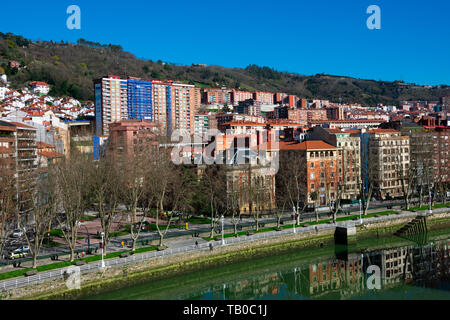 Bilbao, Spanien. Februar 13, 2019. Luftaufnahme von Bilbao City, den Fluss Nervion und der Promenade Stockfoto