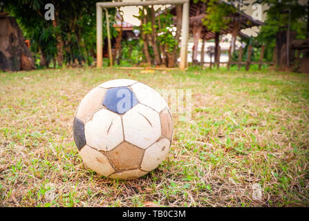 Alte Fußball im rustikalen Fußballplatz in der Landschaft Stockfoto