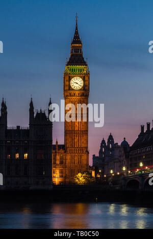 Big Ben bei Nacht in London Vereinigtes Königreich Stockfoto