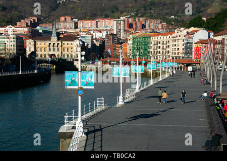 Bilbao, Spanien. Februar 13, 2019. Blick auf Bilbao Stadt, den Fluss und die Promenade Stockfoto