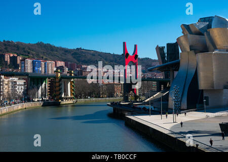 Bilbao, Spanien. Februar 13, 2019. Blick auf den Fluss Nervion in Bilbao und Stadt Stockfoto