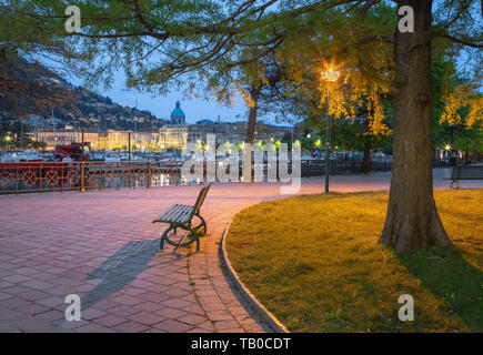 Comer See - Die Stadt mit der Kathedrale und dem Hafen von der Promenade am morgen Abend. Stockfoto