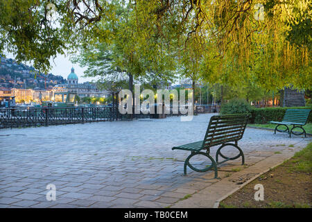 Comer See - Die Stadt mit der Kathedrale und dem Hafen von der Promenade am morgen Abend. Stockfoto