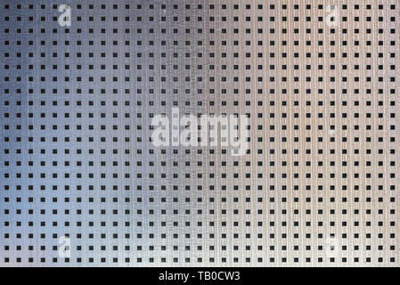 Perforiertes Metall nahtlose Textur. Blech mit quadratischen Bohrungen abgedeckt. industriellen Hintergrund Stockfoto