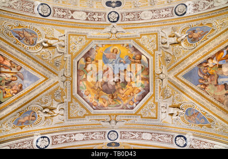 Otranto, Italien - 8. Mai 2015: Die barocken Fresken der Himmelfahrt der Jungfrau Maria in der Kirche Sacro Monte della Beata Vergine del Soccorso Stockfoto