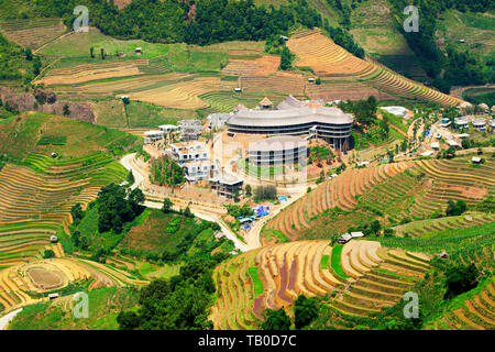 Landschaft von Reisterrassen in Mu Cang Chai, Vietnam in Bewässerung Saison. Stockfoto