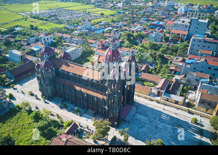 HAI HAU, NAMDINH, VIETNAM - Mai 27, 2018 - Luftbild von Kirche in einer Bevölkerung. Dieser Ort ist berühmt dafür, viele schöne Kirchen und f Stockfoto