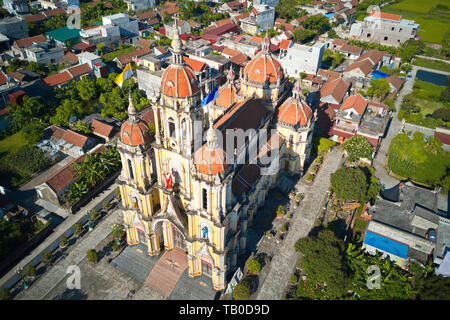 HAI HAU, NAMDINH, VIETNAM - Mai 27, 2018 - Luftbild von Kirche in einer Bevölkerung. Dieser Ort ist berühmt dafür, viele schöne Kirchen und f Stockfoto