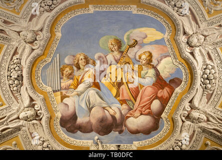 Otranto, Italien - 8. Mai 2015: barockes Fresko Chor der Engel mit der Musik instrumente in der Kirche Sacro Monte della Beata Vergine del Soccorso Stockfoto