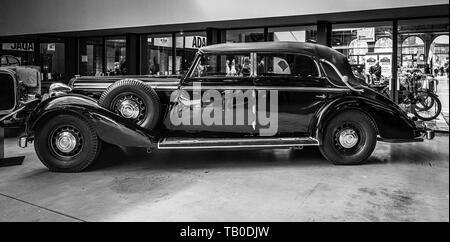 BERLIN - Mai 11, 2019: Ein ultra-Luxury Car Maybach SW 38, 1936. Schwarz und Weiß. 32Th Berlin-Brandenburg Oldtimer Tag. Stockfoto