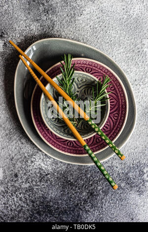 Tabelle Einstellung im asiatischen Stil mit Stäbchen auf grauem Hintergrund mit Kopie Raum Stockfoto