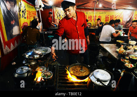 Die lebhaften Nachtmarkt in Linxia, China. Stockfoto