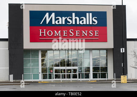 Ein logo Zeichen außerhalb eines Marshalls und HomeSense Store in Ottawa, Ontario, Kanada, am 19. April 2019. Stockfoto