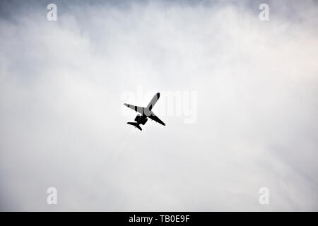 Das Flugzeug fliegt in die Sonne. Bird's Eye View Stockfoto