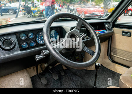 BERLIN - Mai 11, 2019: das Innere der kleinen Familie Auto Innocenti Mini de Tomaso, 1981. 32Th Berlin-Brandenburg Oldtimer Tag. Stockfoto