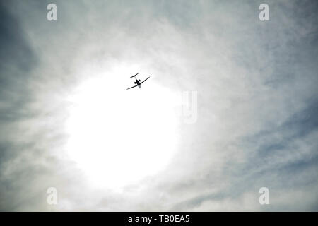 Das Flugzeug fliegt in die Sonne. Bird's Eye View Stockfoto