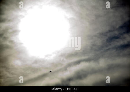 Das Flugzeug fliegt in die Sonne. Bird's Eye View Stockfoto