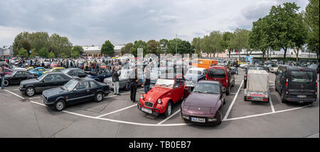 BERLIN, 11. Mai 2019: Panoramablick auf den Parkplatz mit verschiedenen ständigen Oldtimer und Youngtimer. 32Th Berlin-Brandenburg Oldtimer Tag. Stockfoto