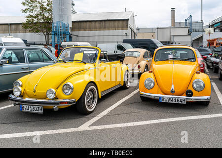 BERLIN - Mai 11, 2019: Zwei gelben VW Käfer. 32Th Berlin-Brandenburg Oldtimer Tag. Stockfoto