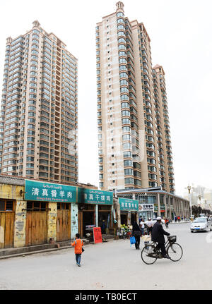 Neue hohen Wohngebäuden ersetzen die alten Nachbarschaften in vielen Städten in China. Stockfoto