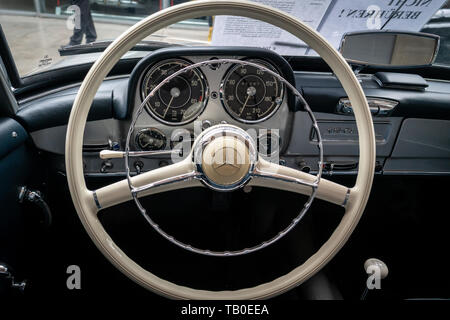 BERLIN - Mai 11, 2019: das Innere von Sportwagen Mercedes-Benz 190 SL, 1955. 32Th Berlin-Brandenburg Oldtimer Tag. Stockfoto