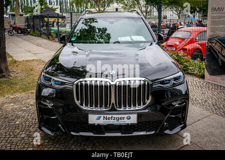 BERLIN, 11. Mai 2019: Full-size Luxus-SUV BMW X7 xDrive40i. 32Th Berlin-Brandenburg Oldtimer Tag. Stockfoto